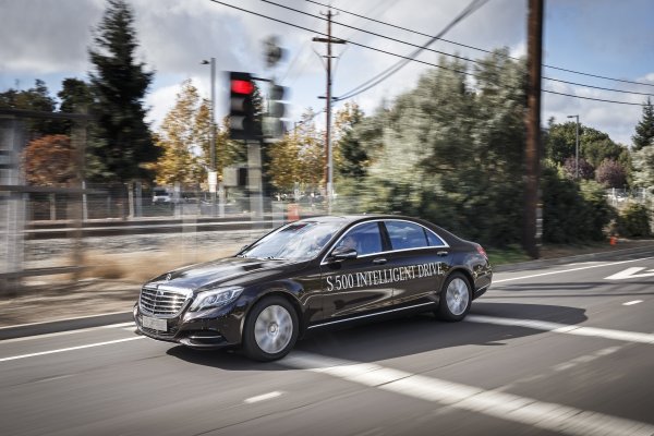 Mercedes e BMW terão carro autônomo em 2024