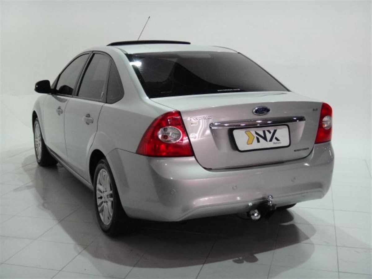 Ford focus sedan ghia 2.0 16v #9